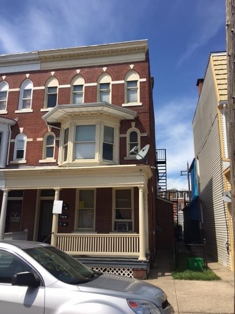 York House: 729 W Poplar St Apt 1