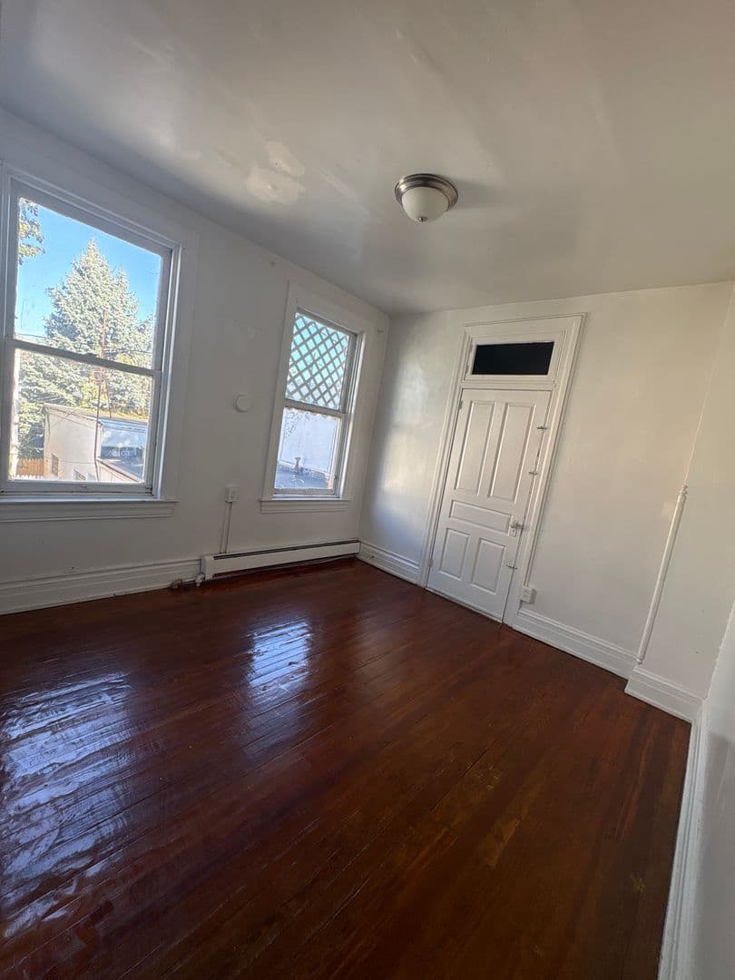 York House: 419 Lindberg Ave