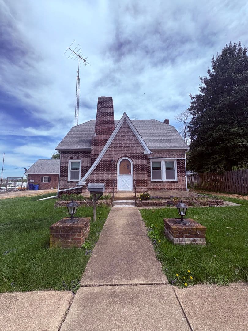 York House: 511 S Yale Street