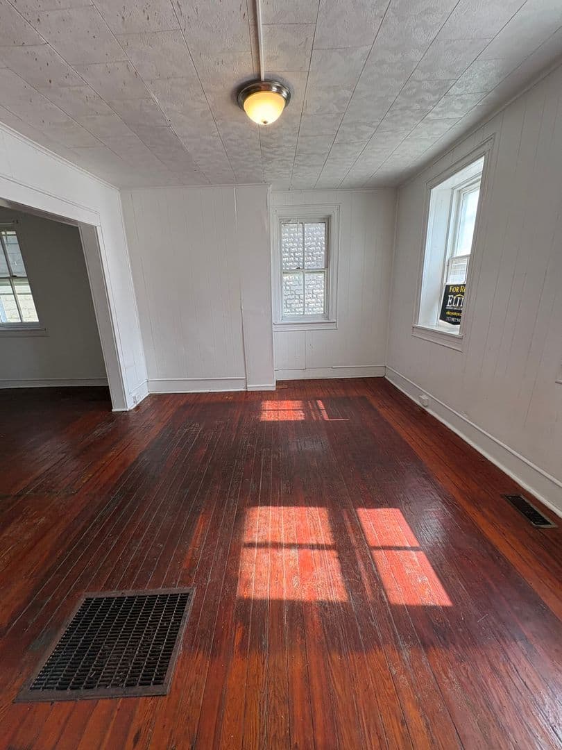 York House: 719 E Prospect St,