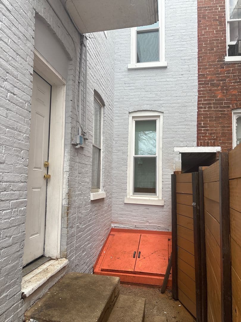 York House: 346 E King St