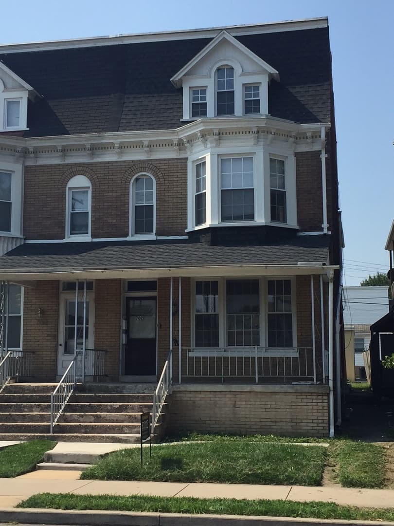 York House: 702 Roosevelt Ave Apt 1