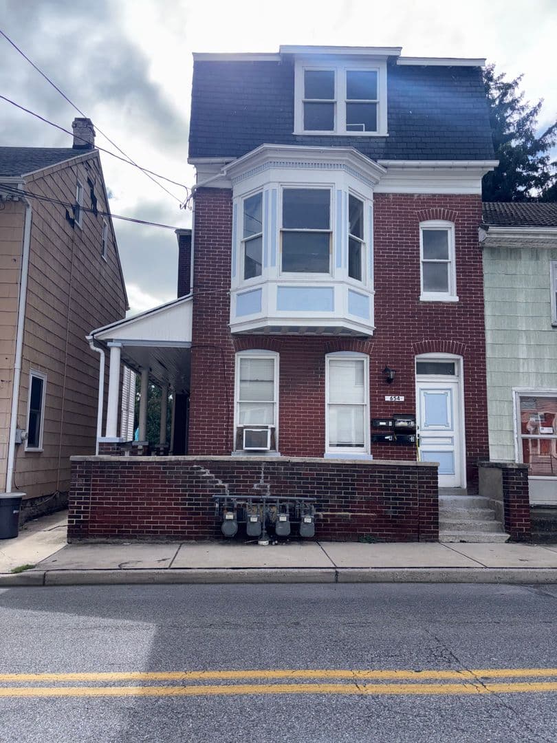 York House: 654 W College Ave Apt 2,