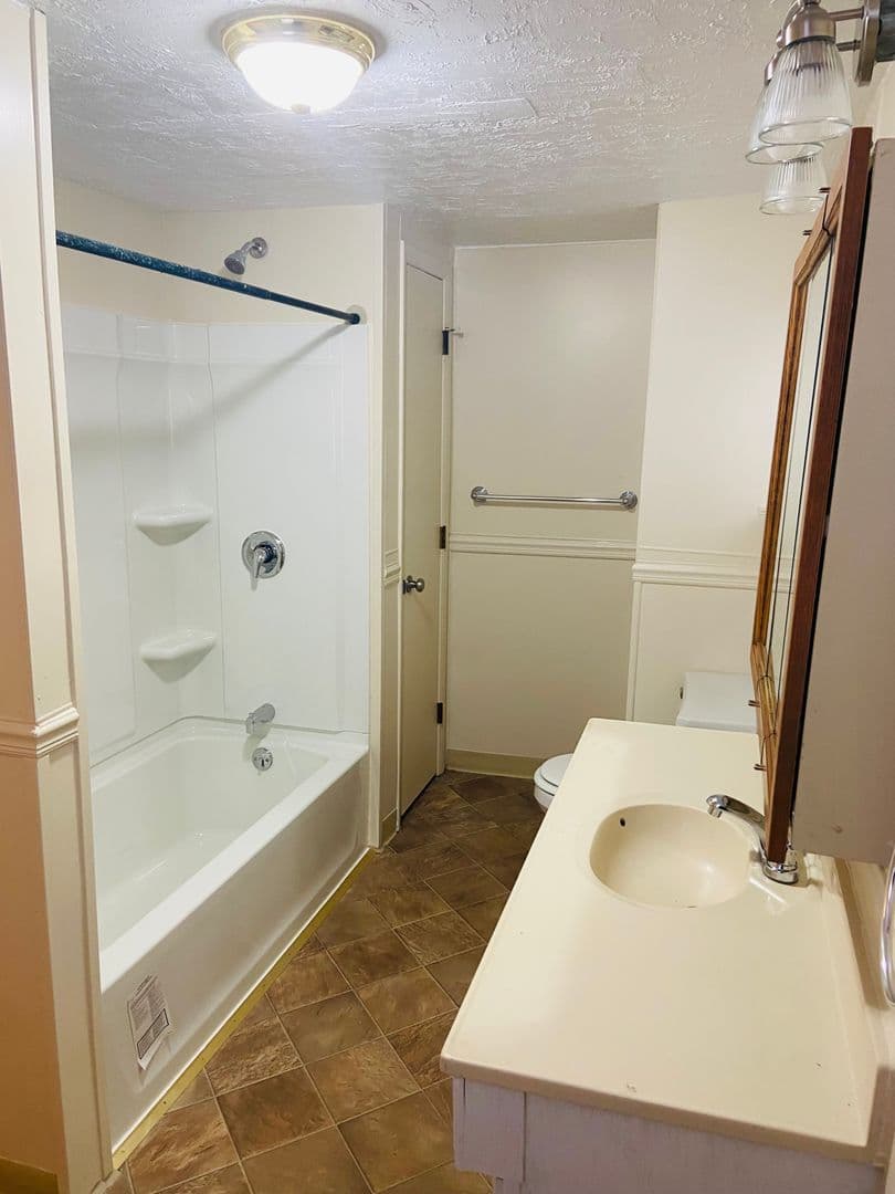 York House: 358 W Gas Ave