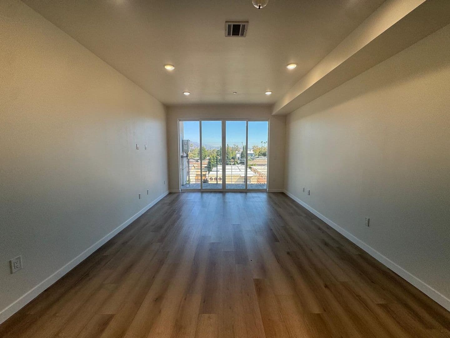North Hollywood Apartment: 5252 Willowcrest Ave
