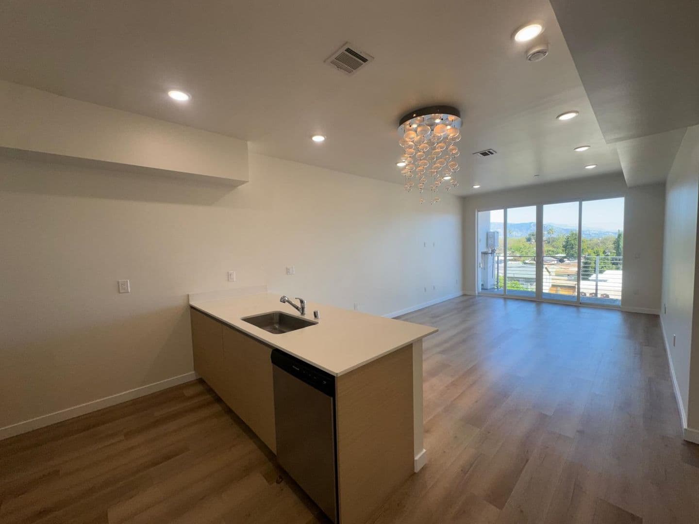 North Hollywood Apartment: 5252 Willowcrest Ave