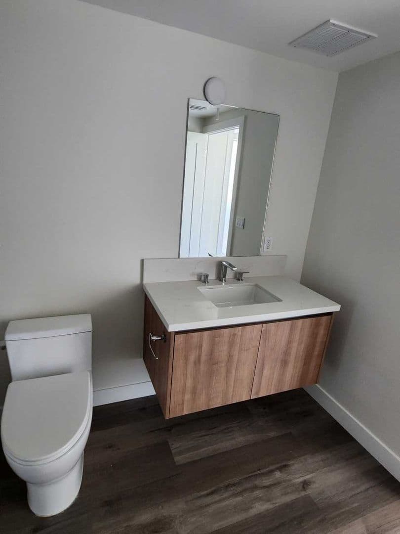 North Hollywood Apartment: 5252 Willowcrest Ave