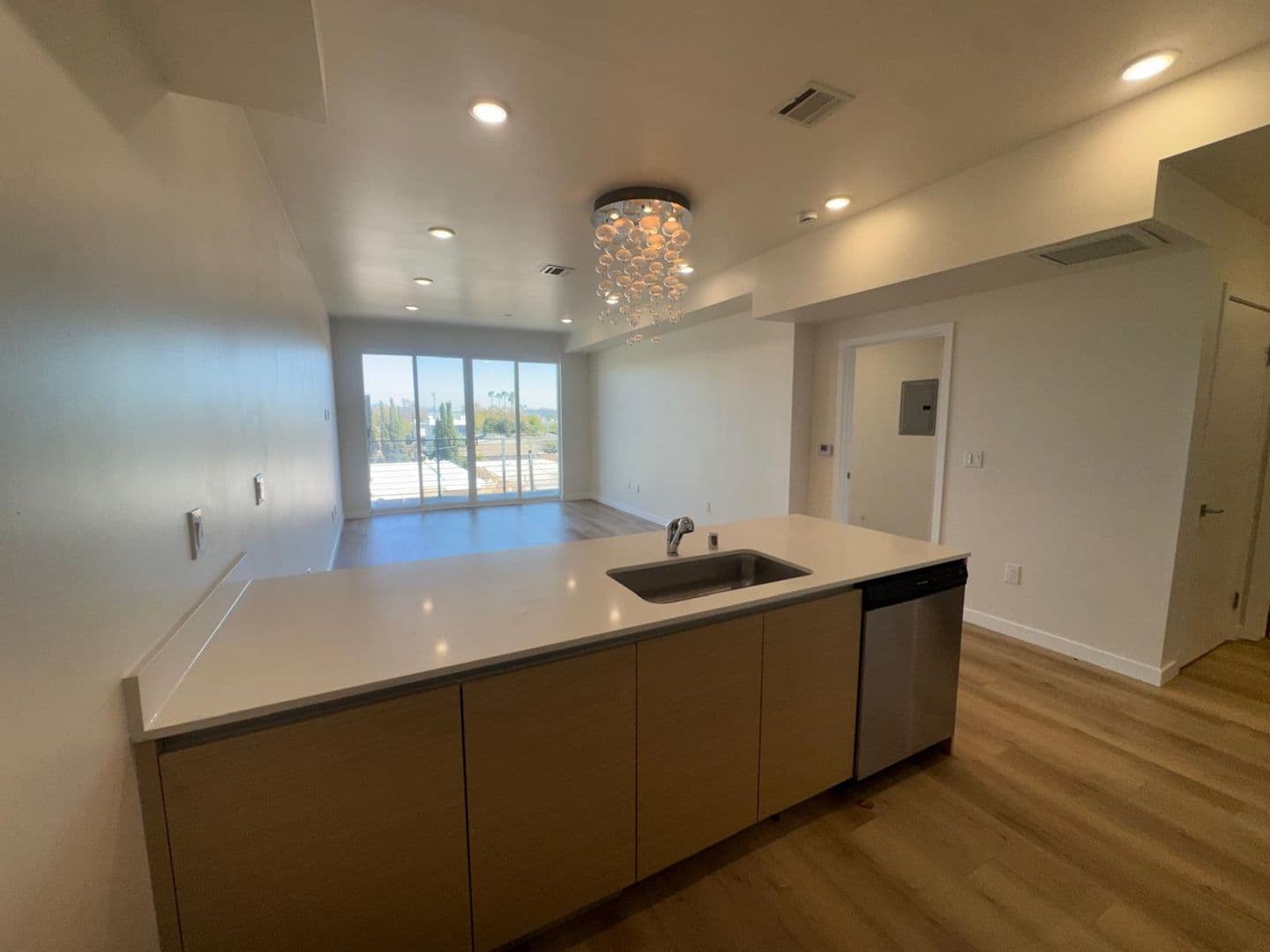North Hollywood Apartment: 5252 Willowcrest Ave