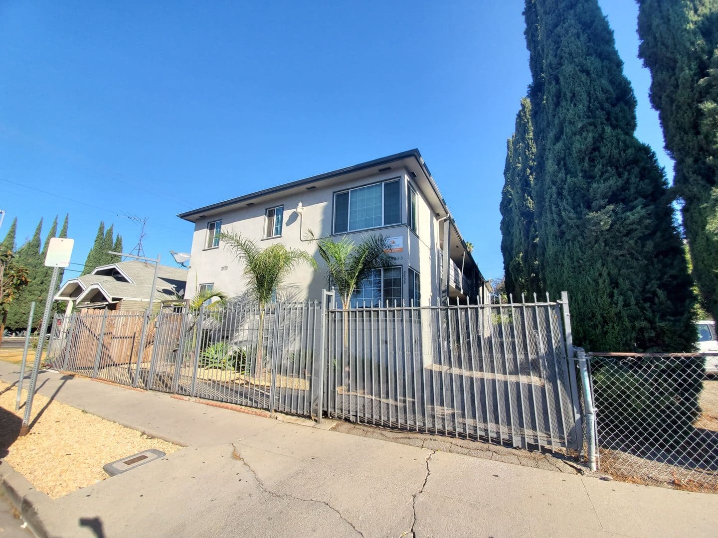 Los Angeles Apartment: 5853 Lexington Ave.