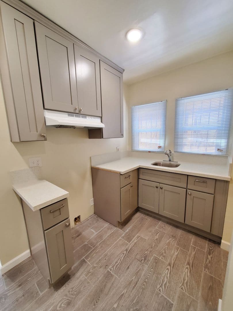 Los Angeles Apartment: 943 S. Bonnie Beach