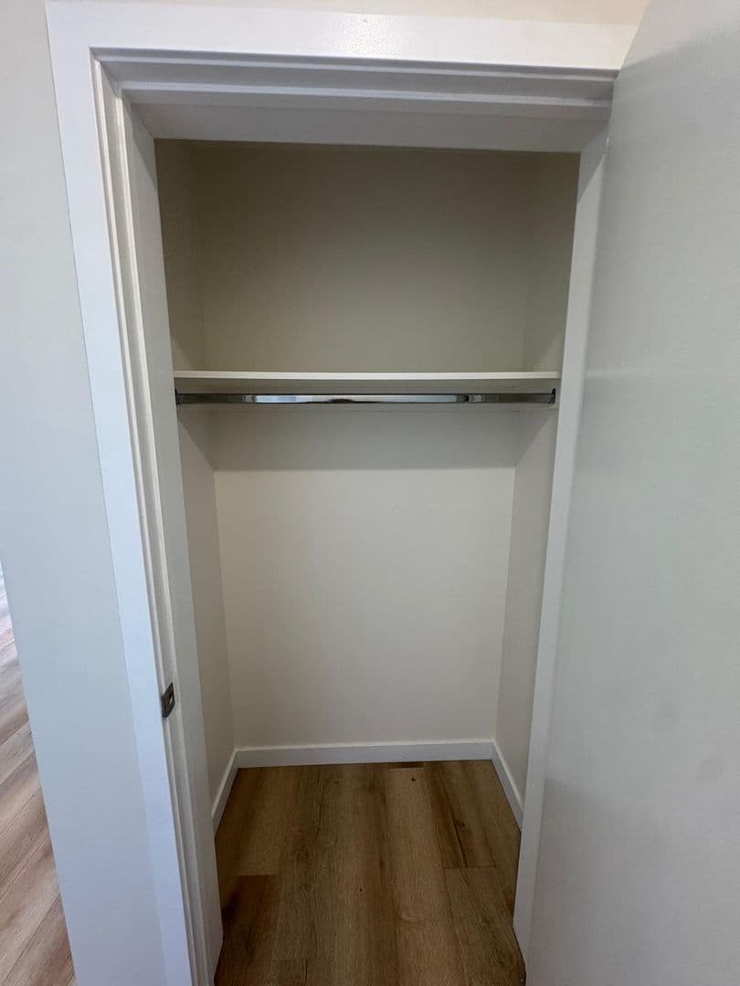 North Hollywood Apartment: 5252 Willowcrest Ave
