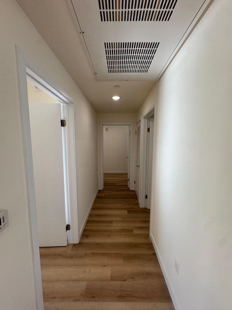 North Hollywood Apartment: 5252 Willowcrest Ave