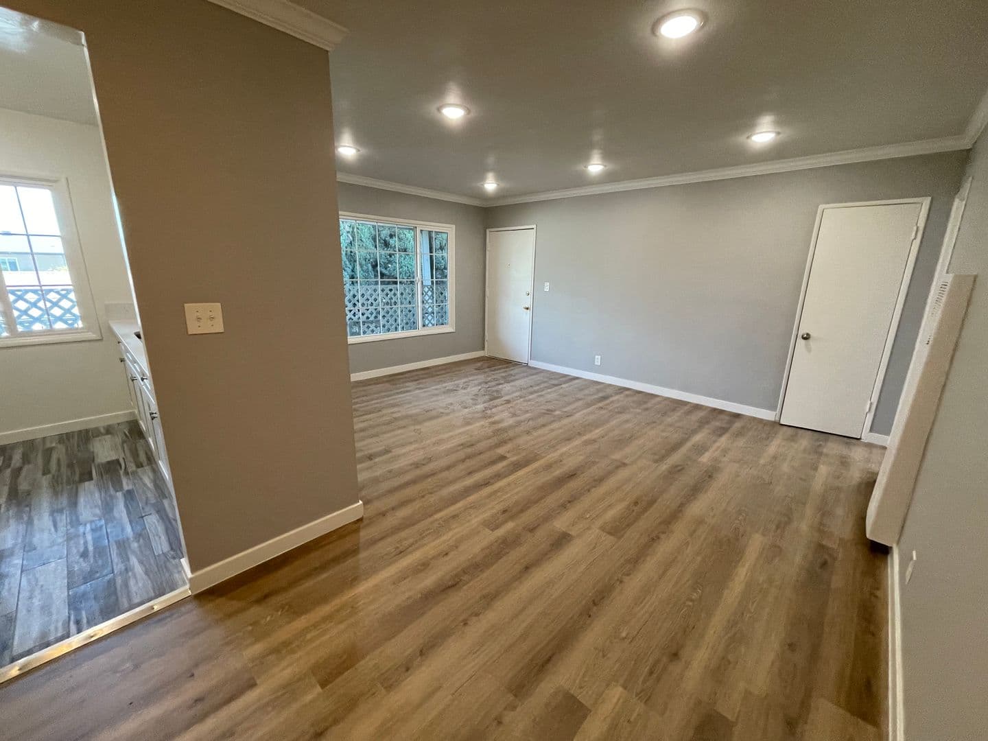 Los Angeles Apartment: 5853 Lexington Ave.
