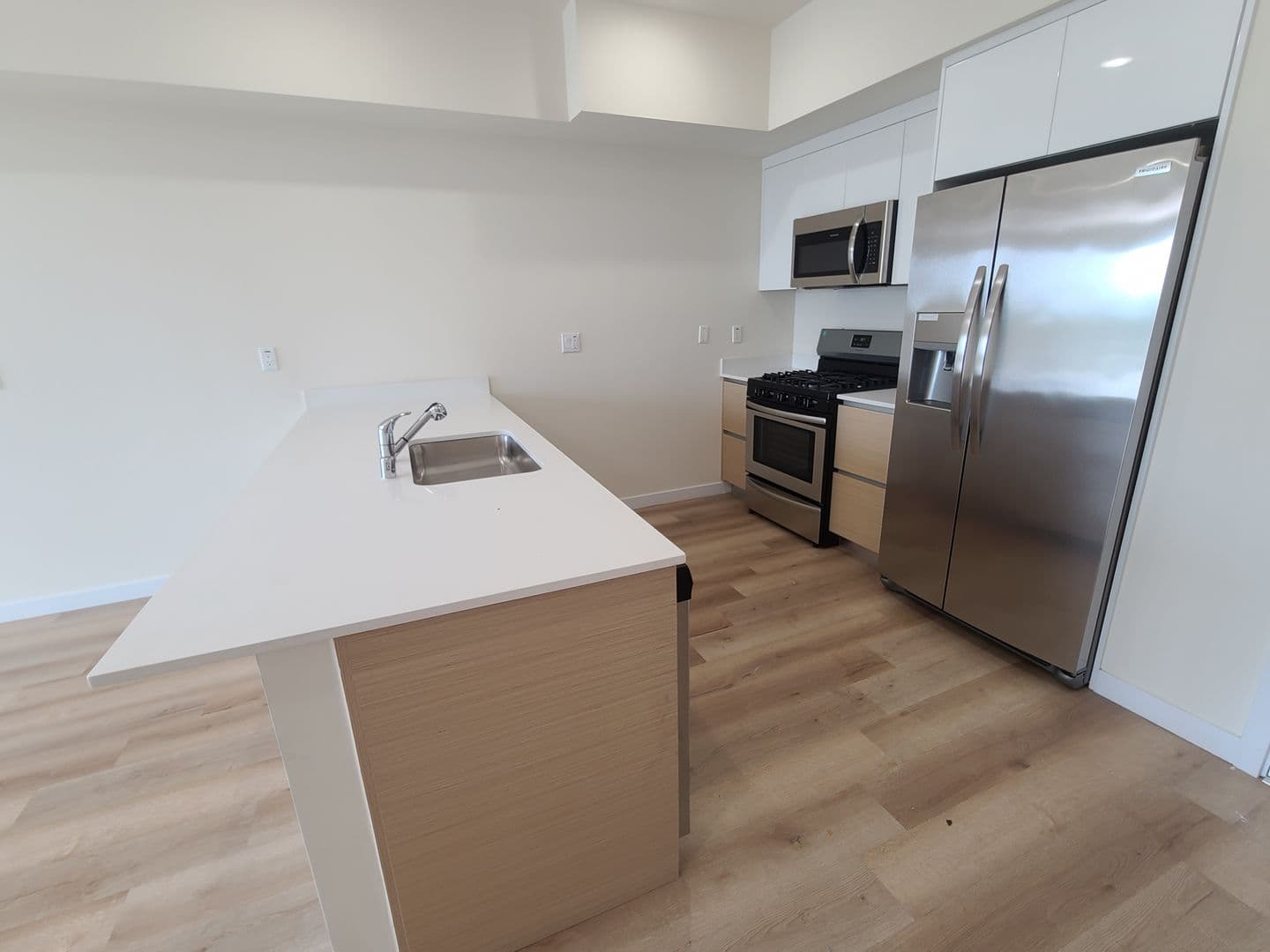North Hollywood Apartment: 5252 Willowcrest Ave