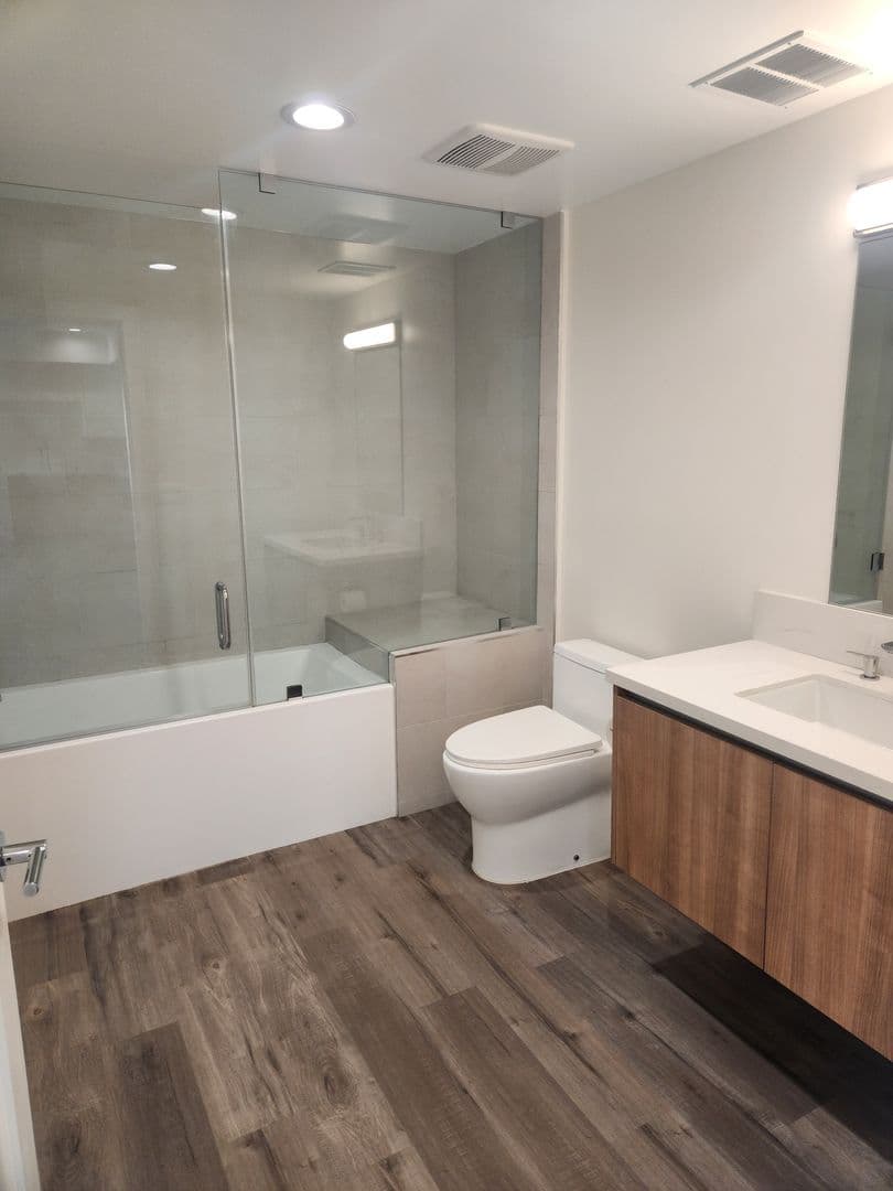 North Hollywood Apartment: 5252 Willowcrest Ave