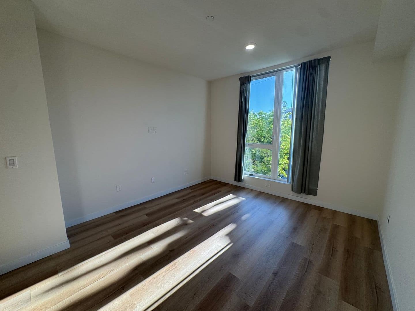 North Hollywood Apartment: 5252 Willowcrest Ave