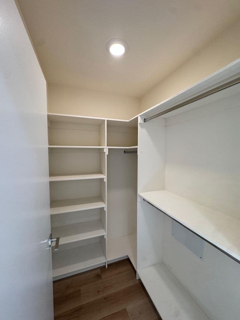 North Hollywood Apartment: 5252 Willowcrest Ave