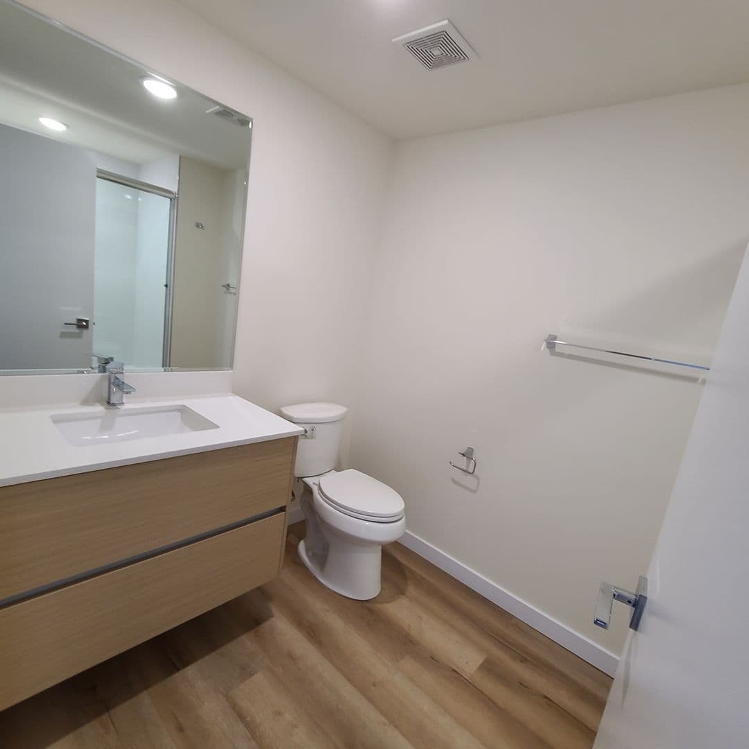 North Hollywood Apartment: 5252 Willowcrest Ave
