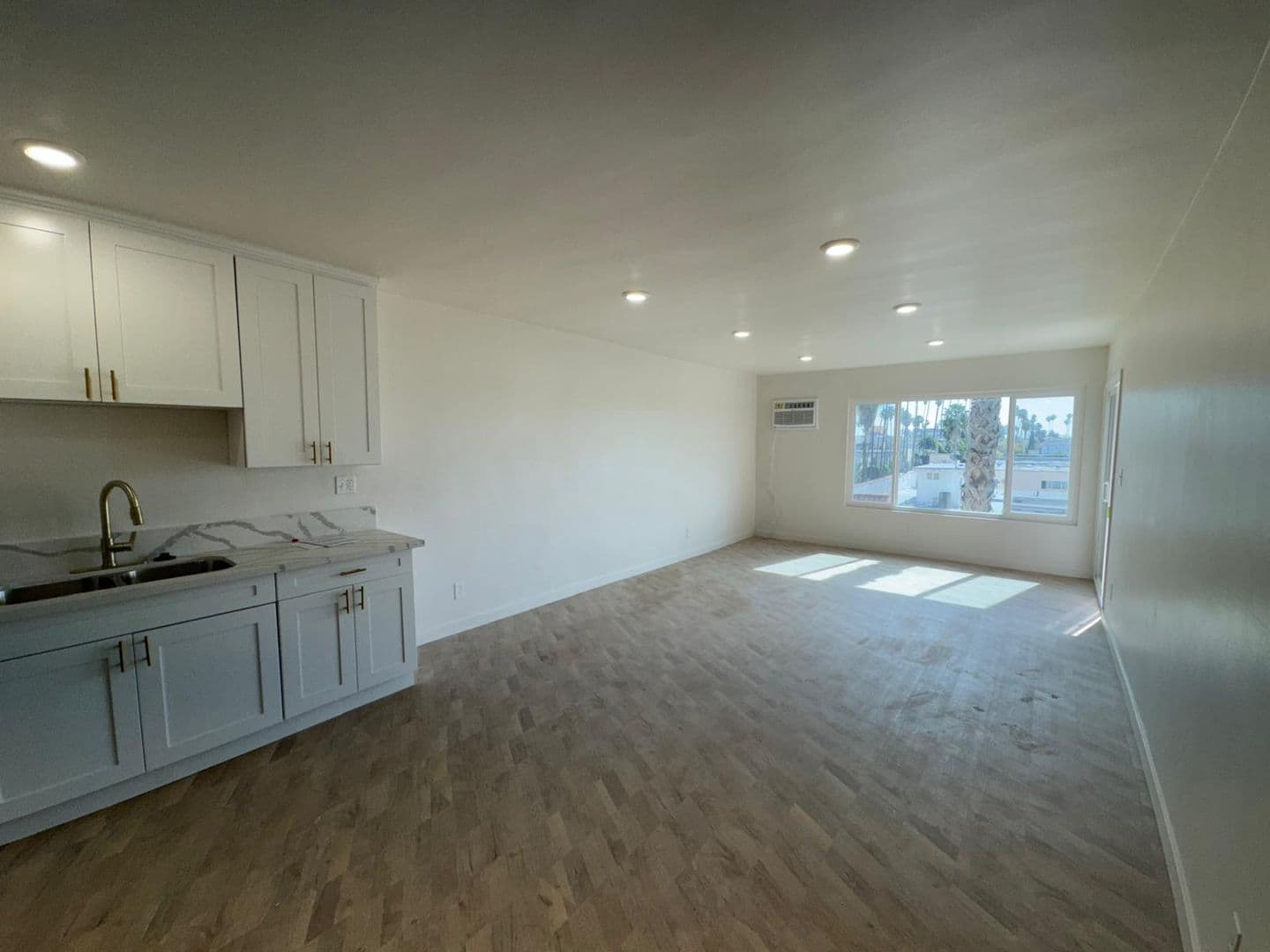 Los angeles Apartment: 927 S. Westmoreland Ave.