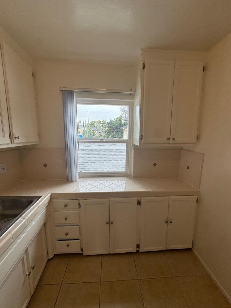 Los Angeles Apartment: 3025 Perlita Ave.