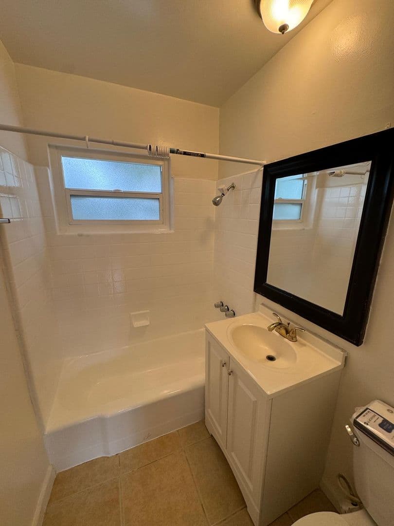 Los Angeles Apartment: 3025 Perlita Ave.