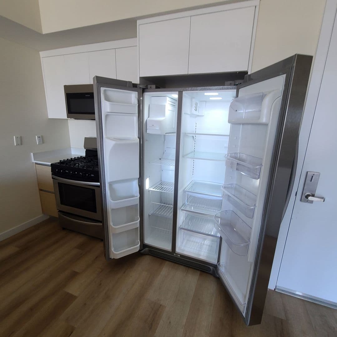 North Hollywood Apartment: 5252 Willowcrest Ave