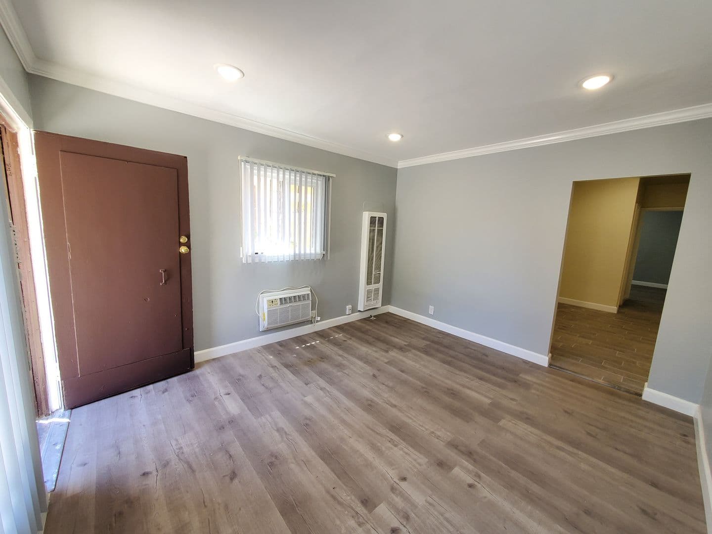 Los Angeles Apartment: 943 S. Bonnie Beach