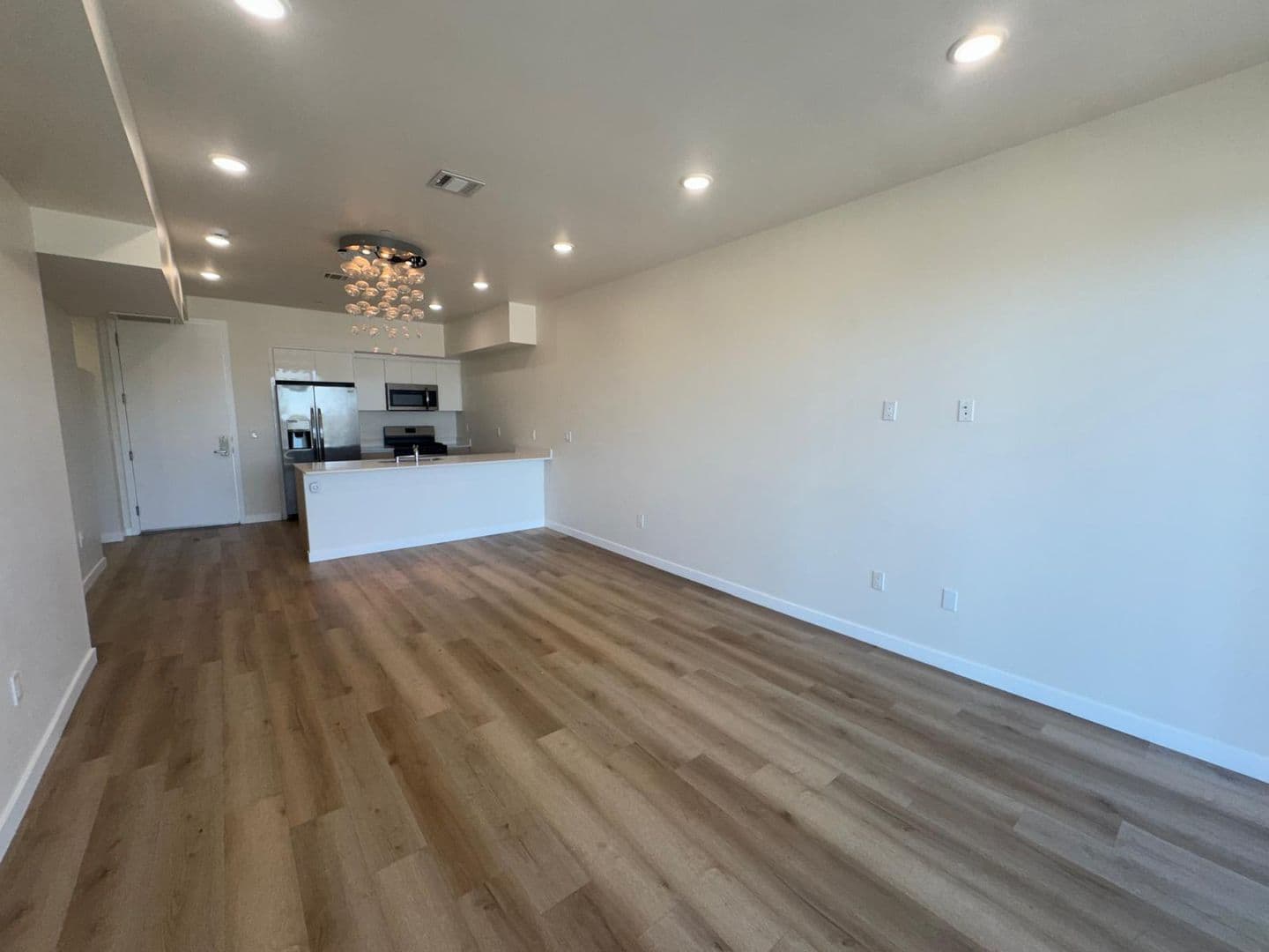 North Hollywood Apartment: 5252 Willowcrest Ave