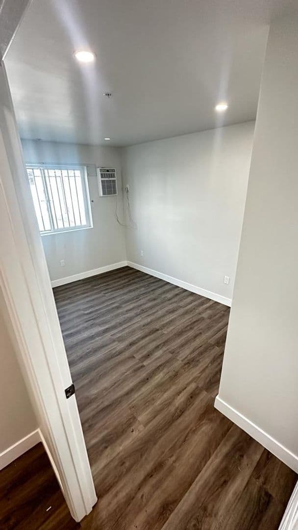 Panorama City Apartment: 8616 Willis Ave.
