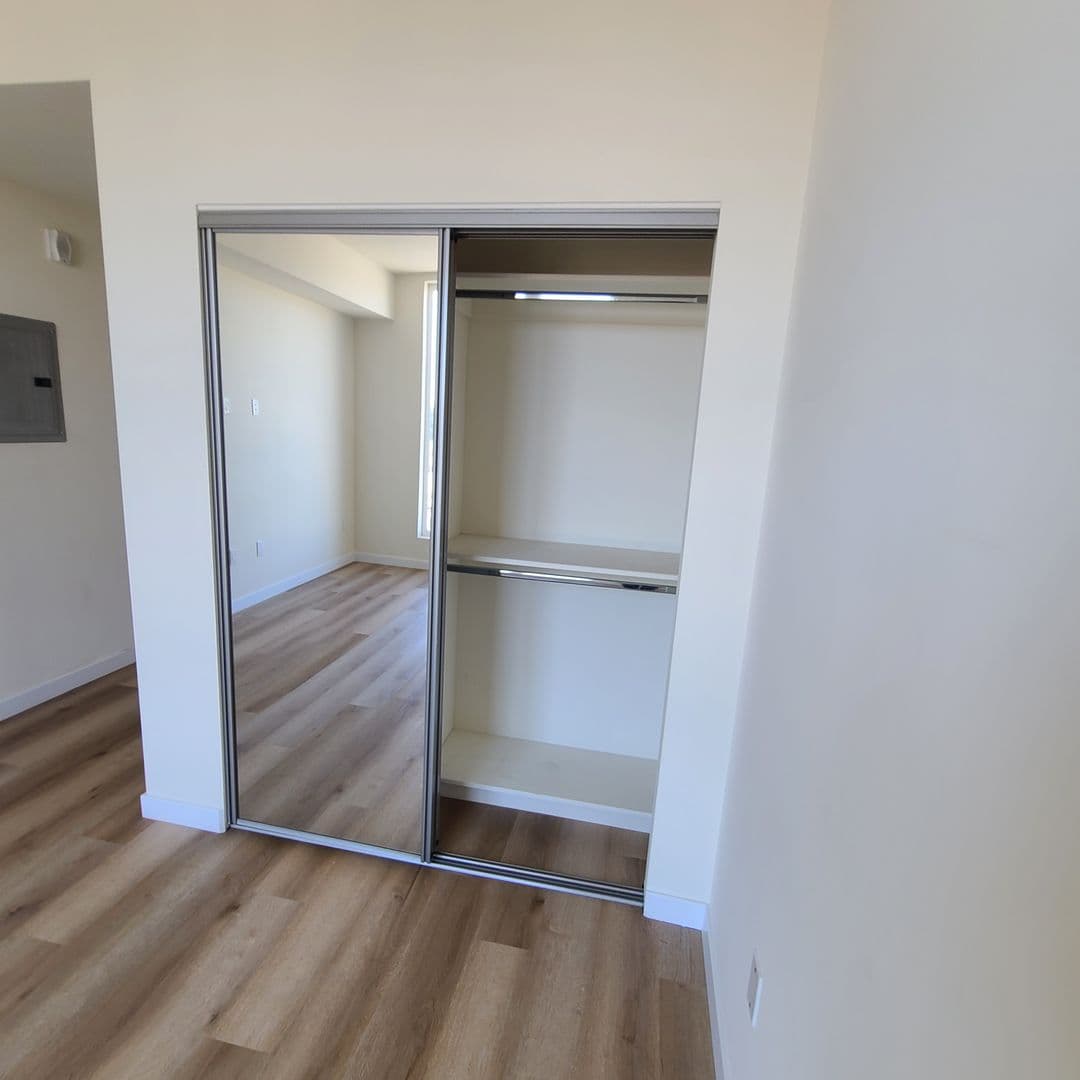 North Hollywood Apartment: 5252 Willowcrest Ave