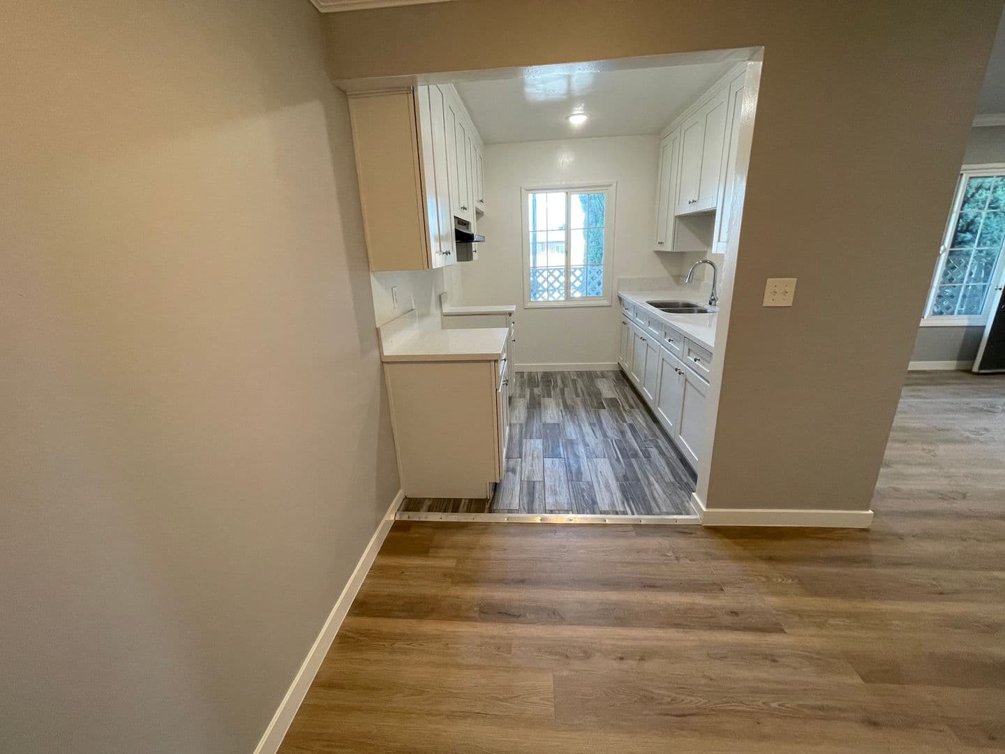 Los Angeles Apartment: 5853 Lexington Ave.