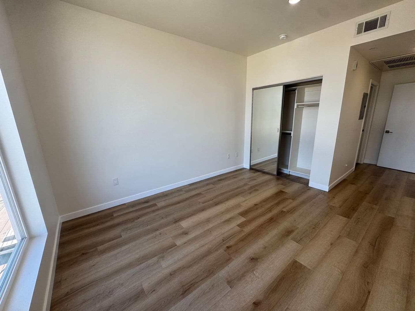 North Hollywood Apartment: 5252 Willowcrest Ave