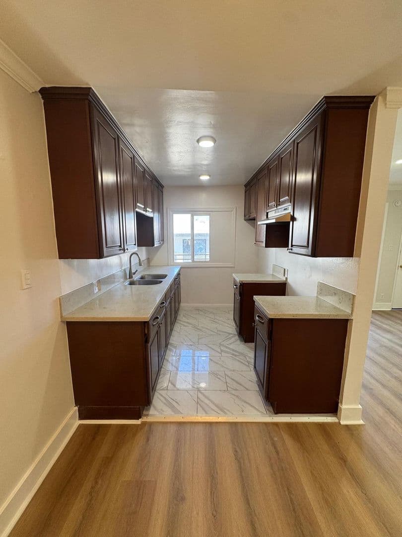 Los Angeles Apartment: 401-407  Union Dr.