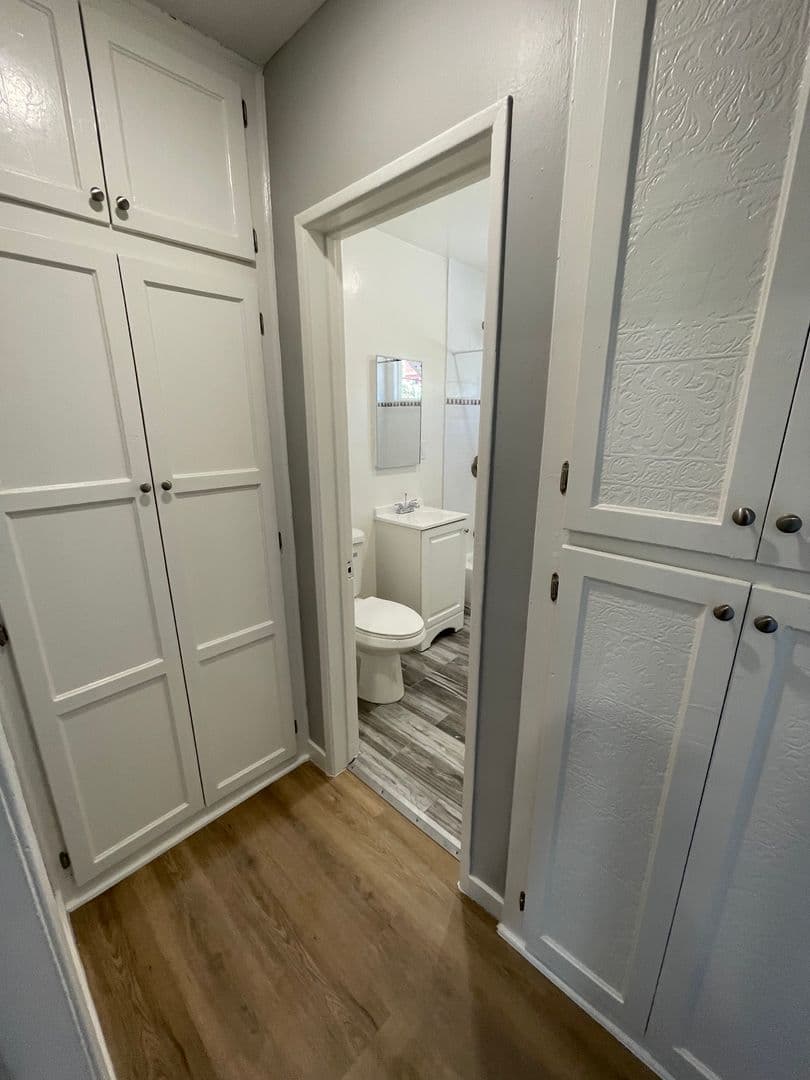 Los Angeles Apartment: 5853 Lexington Ave.