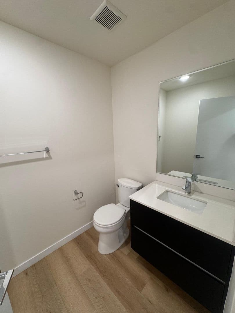 North Hollywood Apartment: 5252 Willowcrest Ave