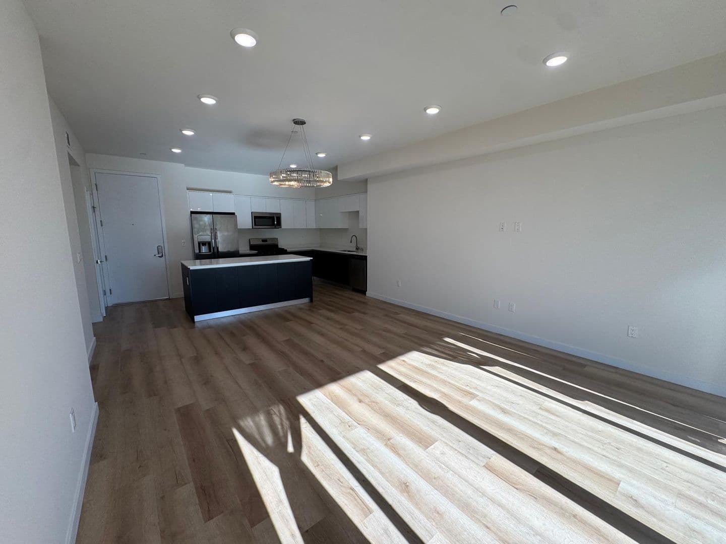 North Hollywood Apartment: 5252 Willowcrest Ave