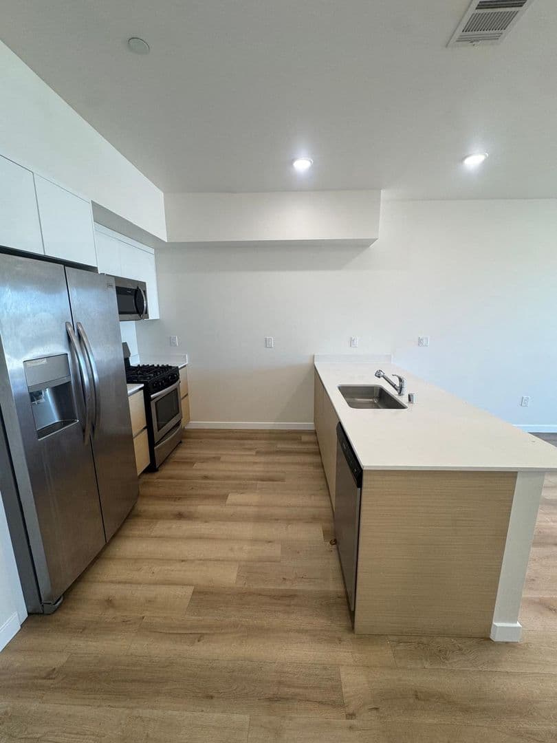 North Hollywood Apartment: 5252 Willowcrest Ave