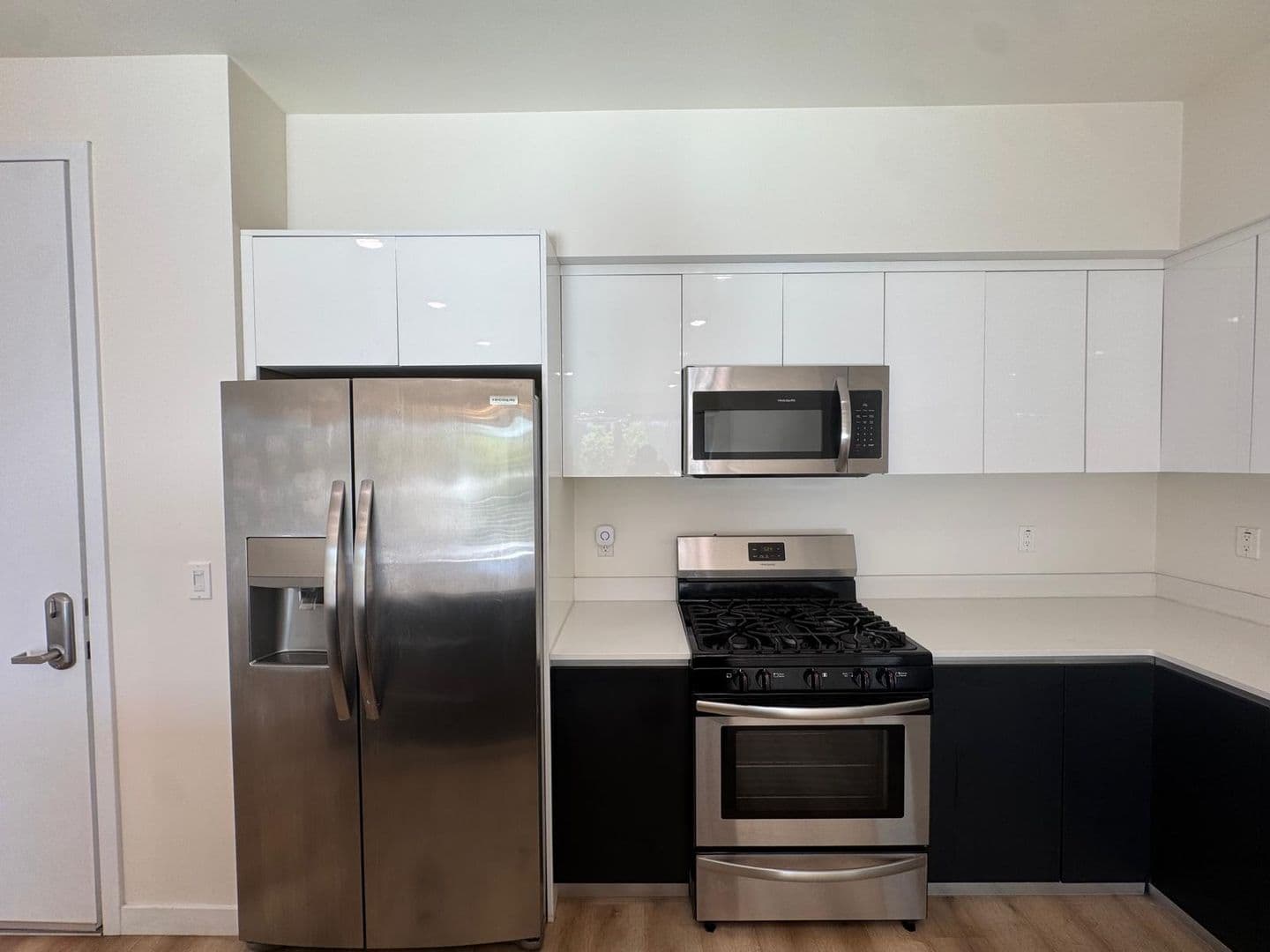 North Hollywood Apartment: 5252 Willowcrest Ave
