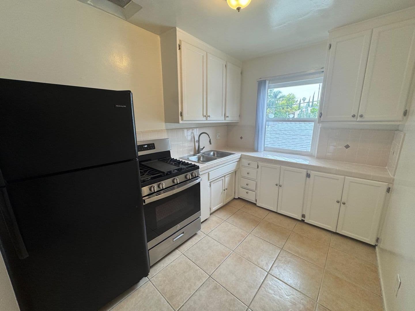 Los Angeles Apartment: 3025 Perlita Ave.
