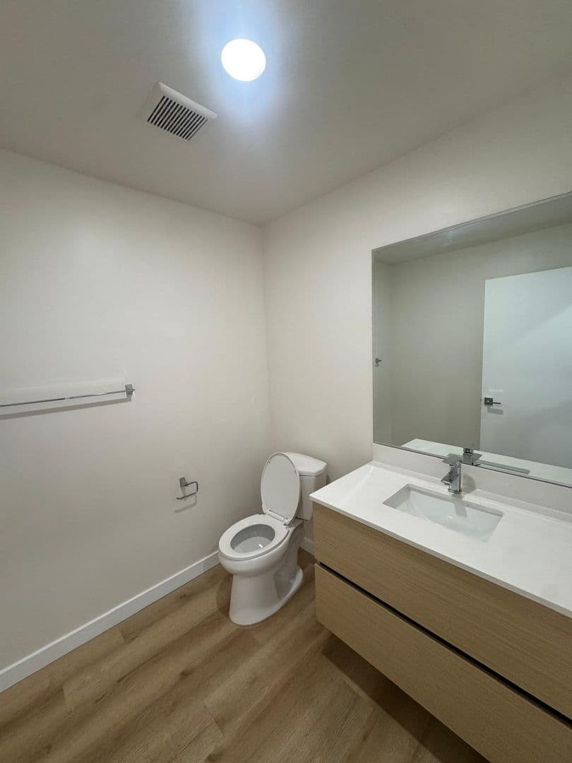 North Hollywood Apartment: 5252 Willowcrest Ave