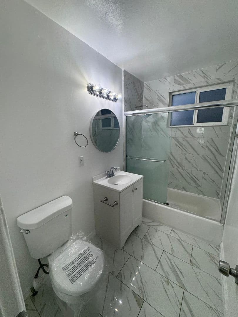Los Angeles Apartment: 401-407  Union Dr.