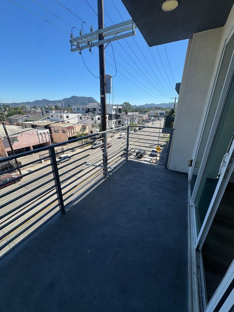 North Hollywood Apartment: 5252 Willowcrest Ave