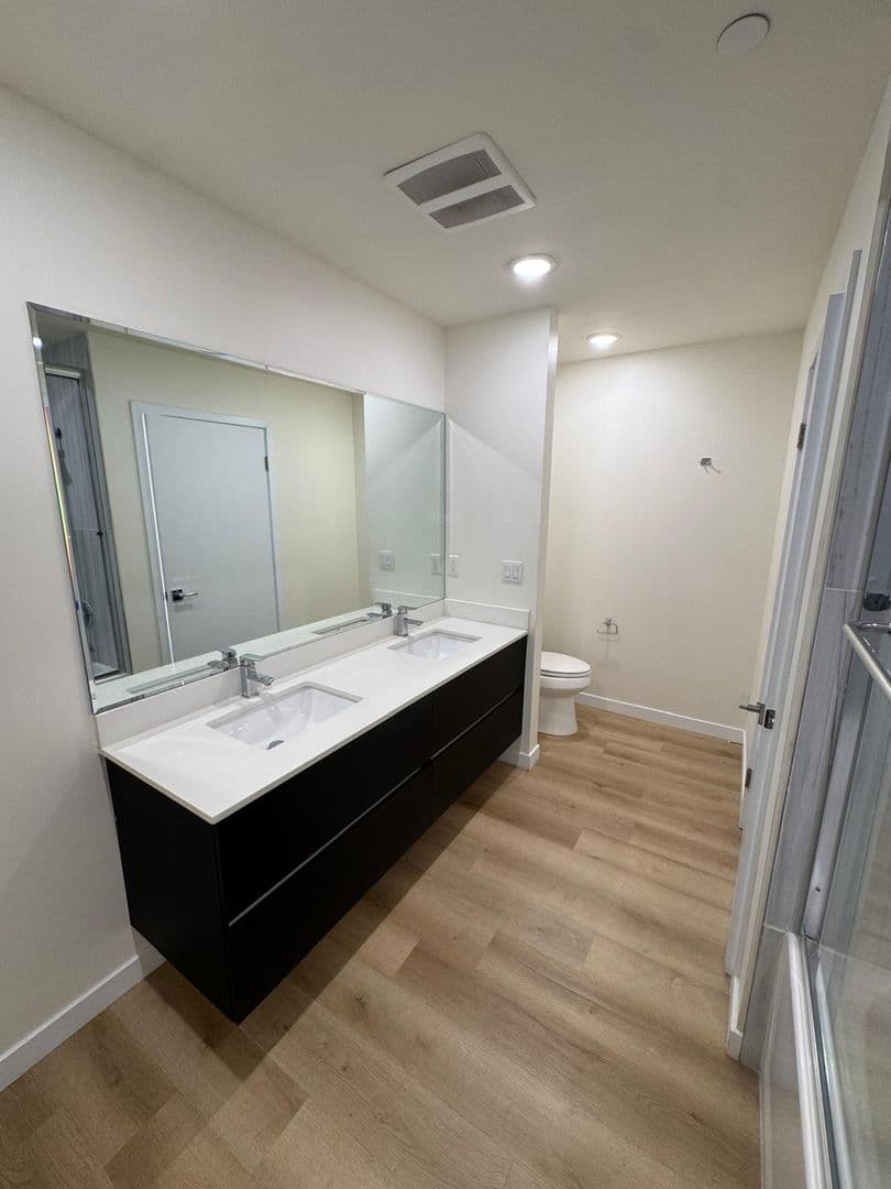 North Hollywood Apartment: 5252 Willowcrest Ave