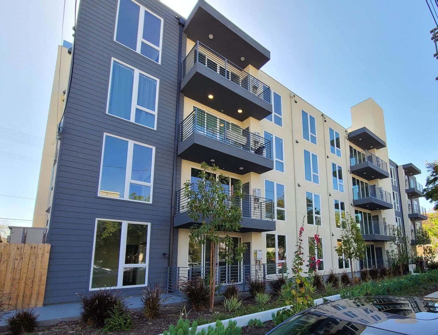 North Hollywood Apartment: 5252 Willowcrest Ave