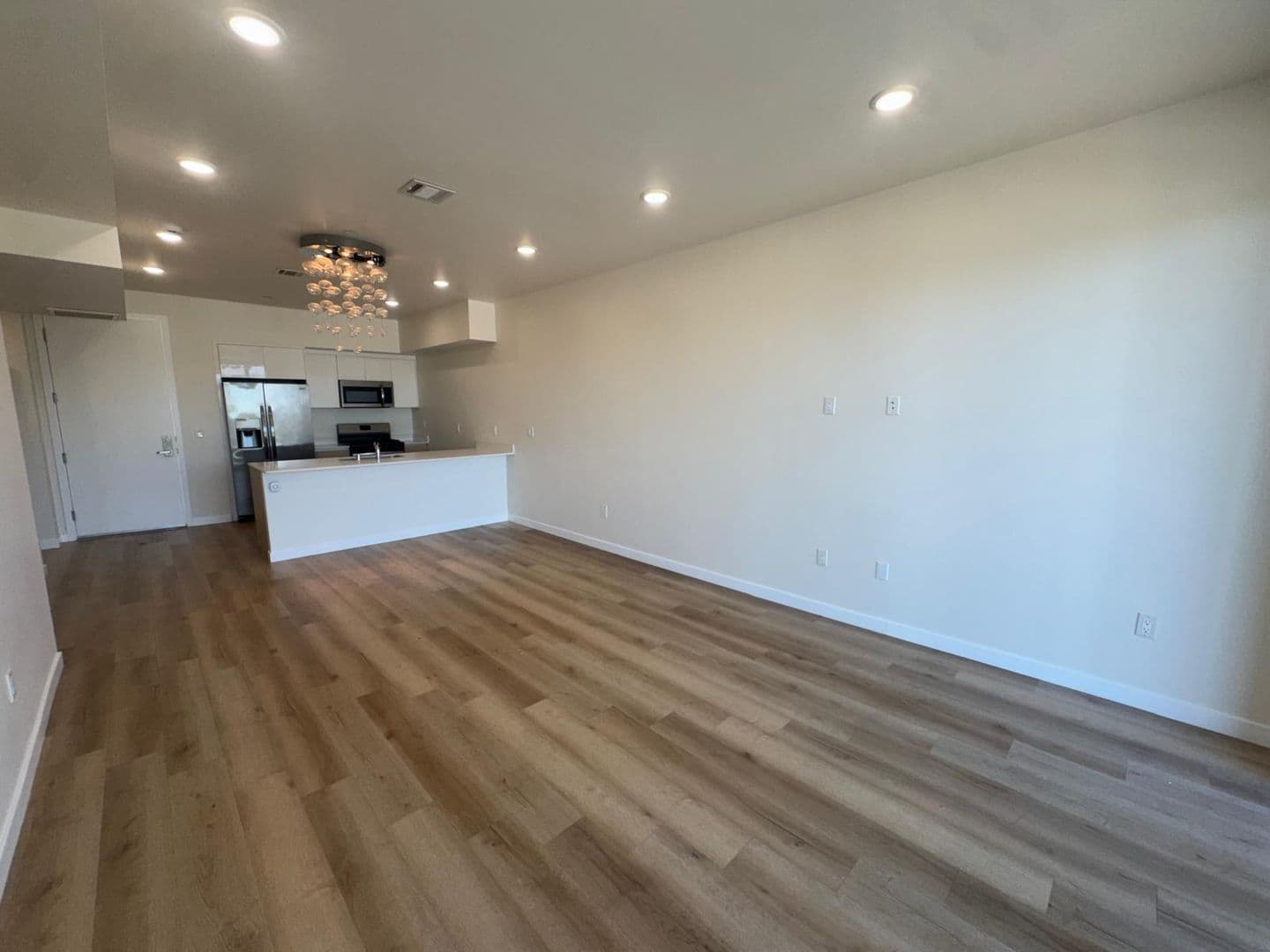 North Hollywood Apartment: 5252 Willowcrest Ave