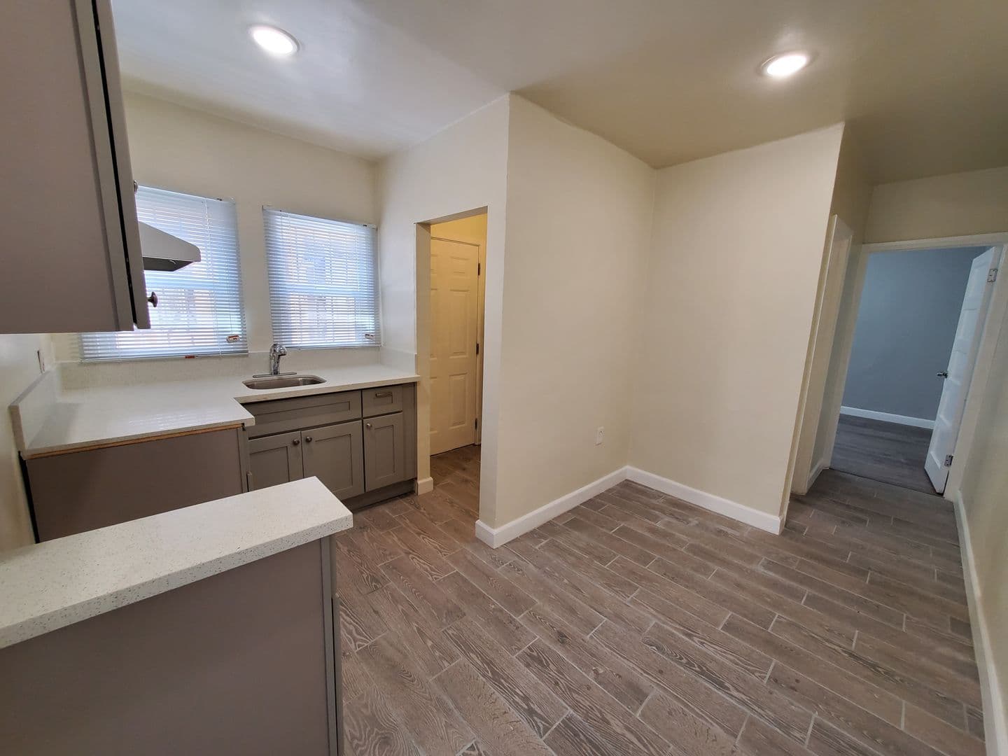 Los Angeles Apartment: 943 S. Bonnie Beach