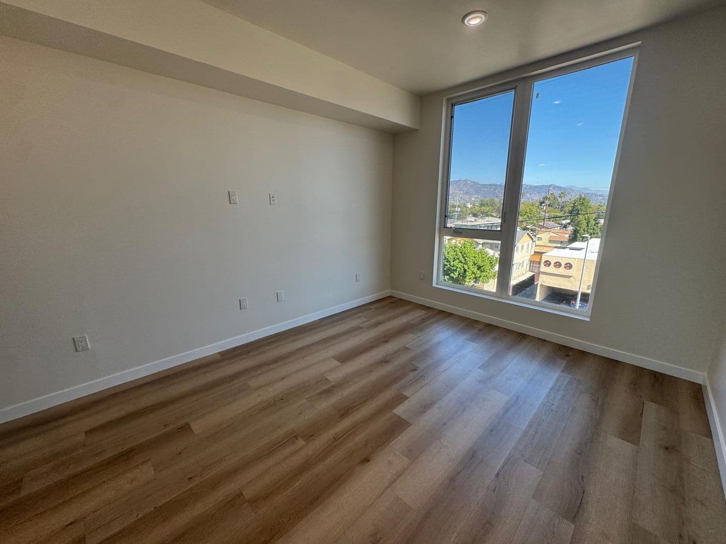 North Hollywood Apartment: 5252 Willowcrest Ave