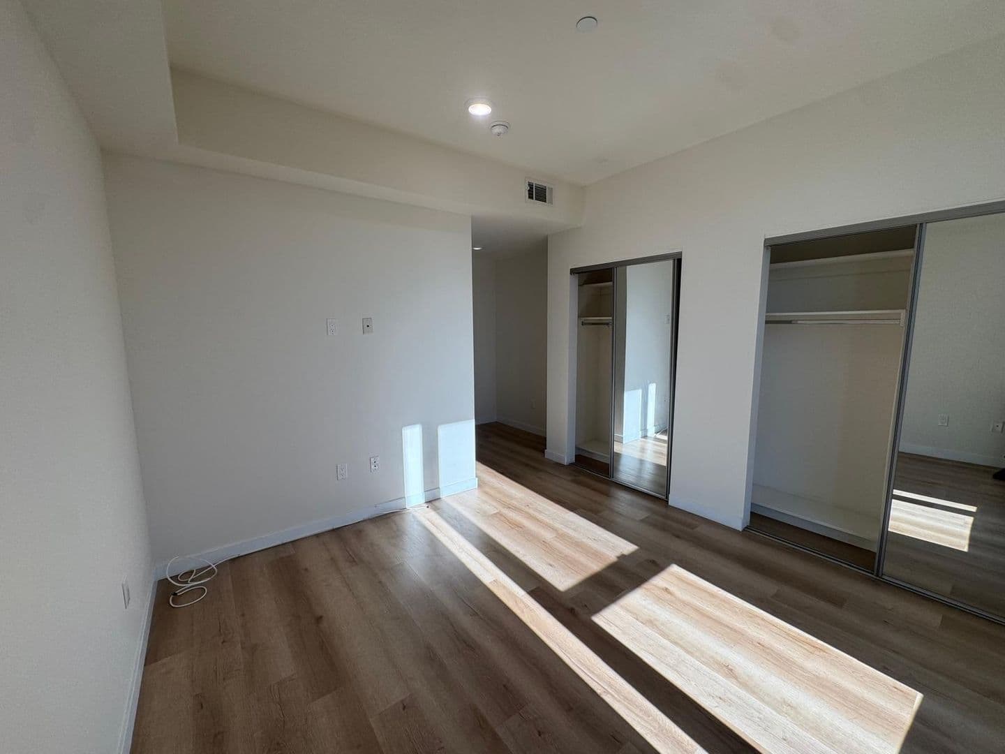 North Hollywood Apartment: 5252 Willowcrest Ave