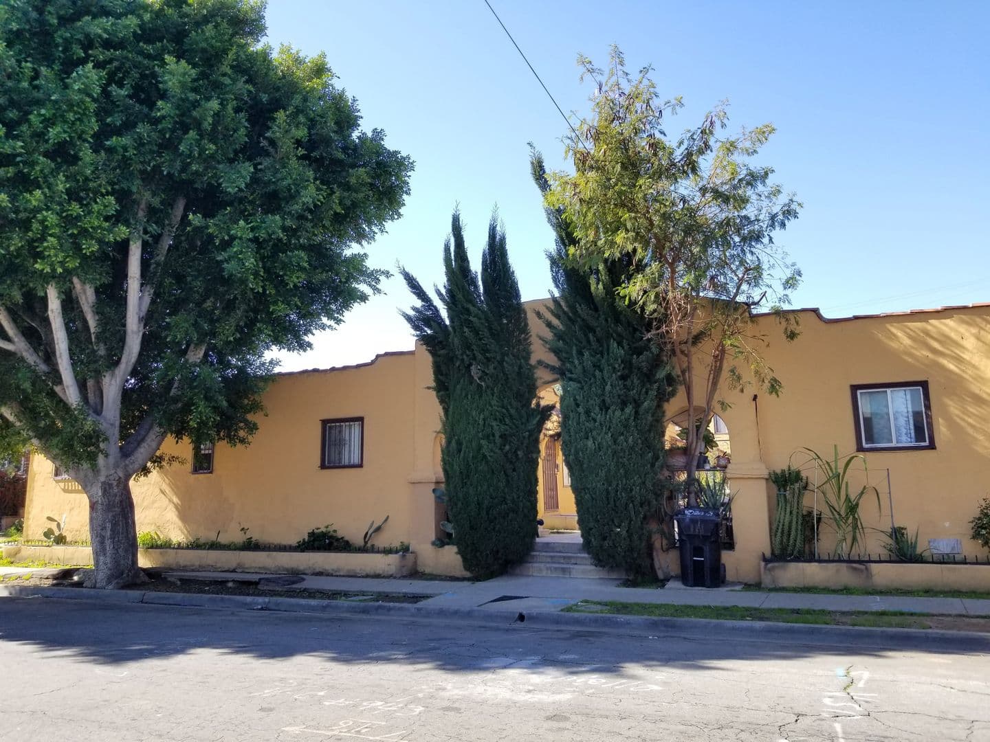 Los Angeles Apartment: 943 S. Bonnie Beach