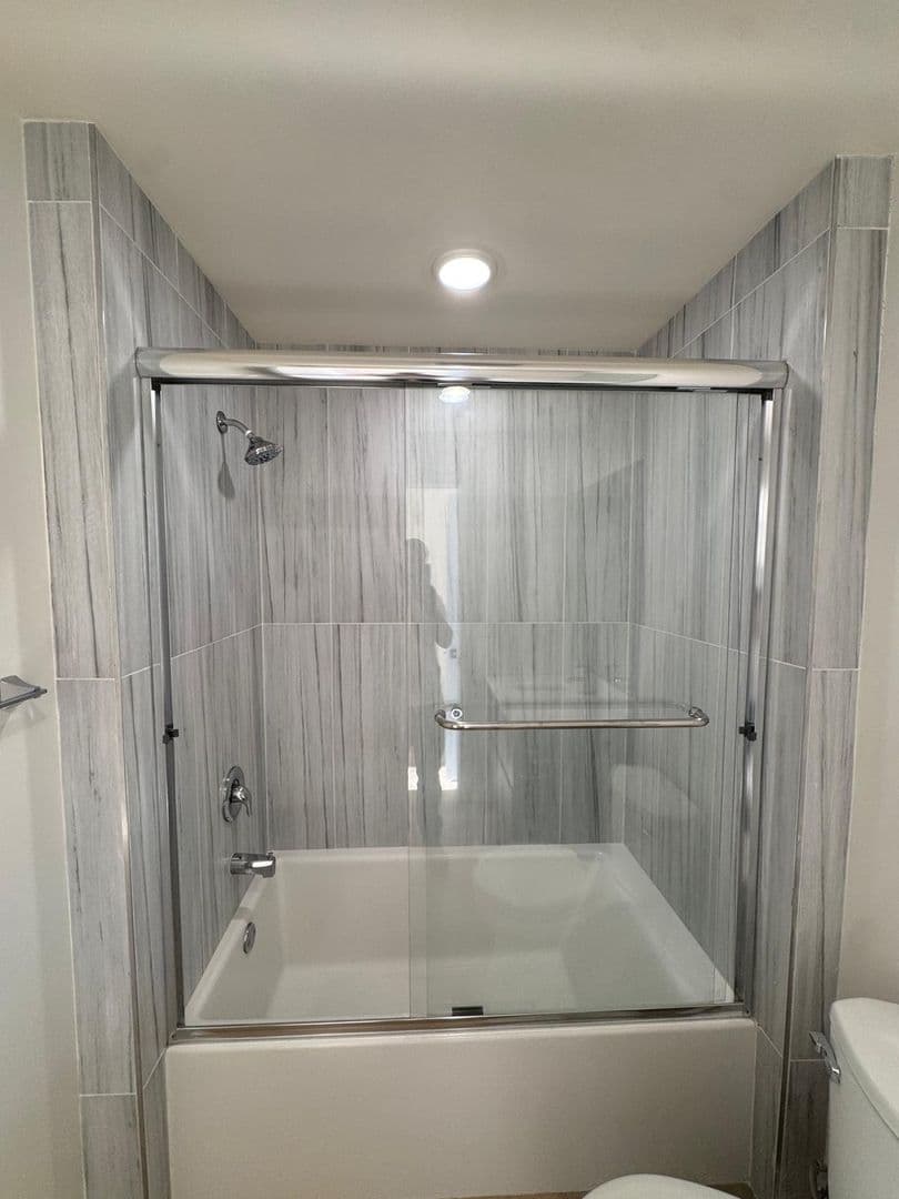 North Hollywood Apartment: 5252 Willowcrest Ave